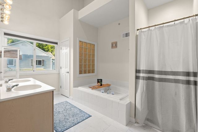 703 Old Bridge Ln 703, Bellingham, MA 02019