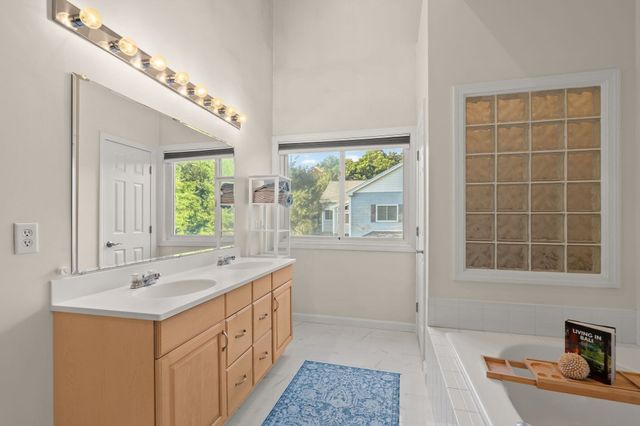703 Old Bridge Ln 703, Bellingham, MA 02019