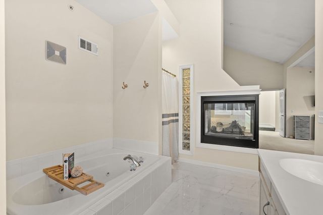 703 Old Bridge Ln 703, Bellingham, MA 02019