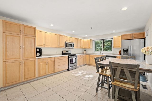 703 Old Bridge Ln 703, Bellingham, MA 02019