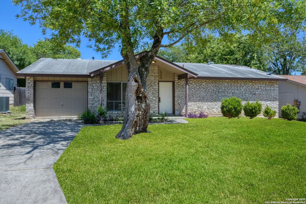 210 Lost Forest, Live Oak, TX 78233