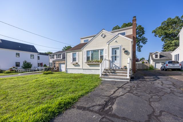 28 Brookdale Avenue, Milford, CT 06460