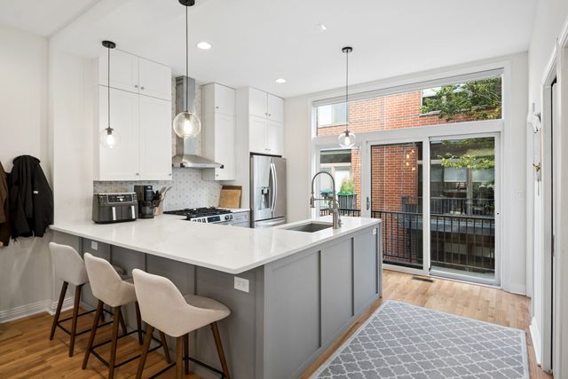 310 N Clinton Street L, Chicago, IL 60661