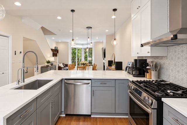 310 N Clinton Street L, Chicago, IL 60661