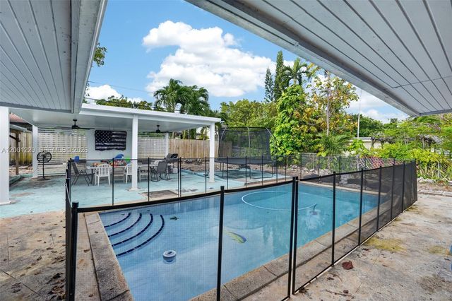 9220 Marine Dr, Cutler Bay, FL 33189