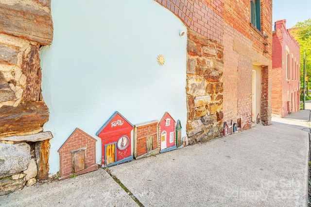 33 Carolina Lane, Asheville, NC 28801