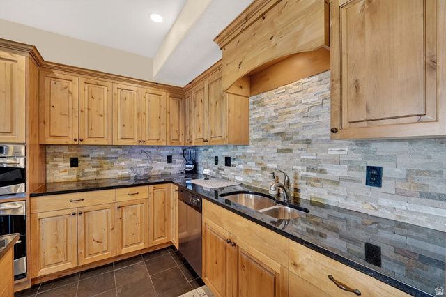 7218 S VIANSA CT, Midvale, UT 84047