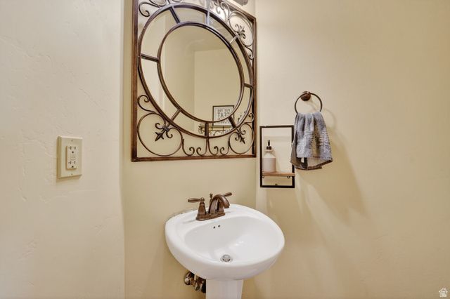 7218 S VIANSA CT, Midvale, UT 84047