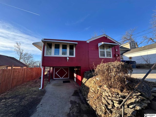 8304 Oakwood Street, Omaha, NE 68127