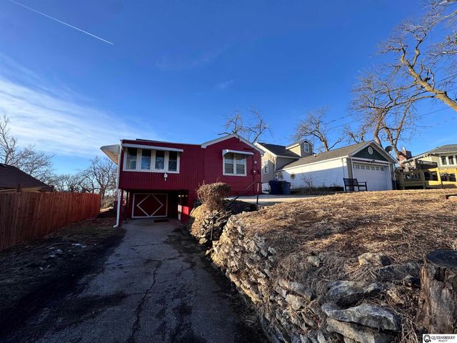 8304 Oakwood Street, Omaha, NE 68127