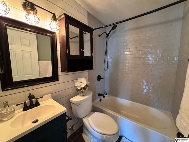 8304 Oakwood Street, Omaha, NE 68127