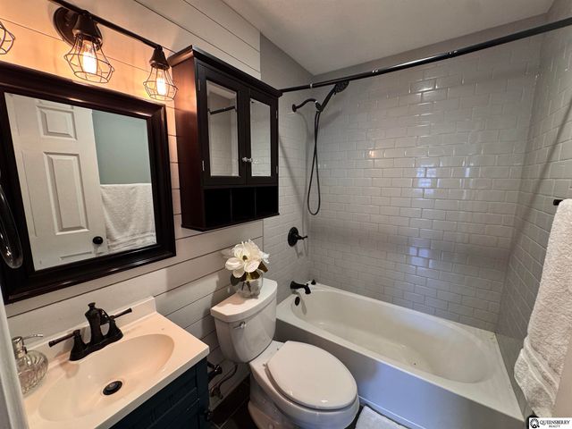 8304 Oakwood Street, Omaha, NE 68127