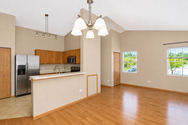 1623 Silverstone Drive 1623, Carpentersville, IL 60110