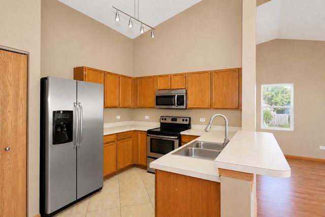 1623 Silverstone Drive 1623, Carpentersville, IL 60110