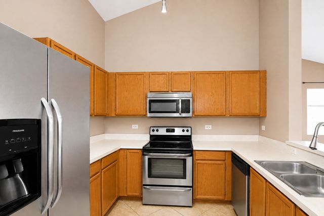 1623 Silverstone Drive 1623, Carpentersville, IL 60110