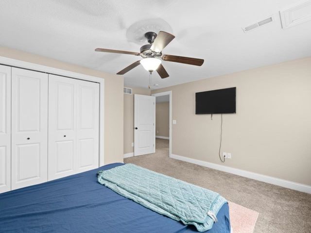 67 Cobblestone Lane, Le Claire, IA 52753