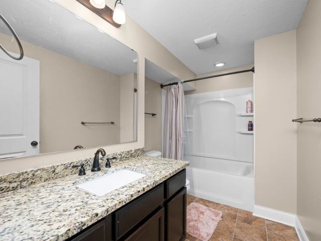 67 Cobblestone Lane, Le Claire, IA 52753