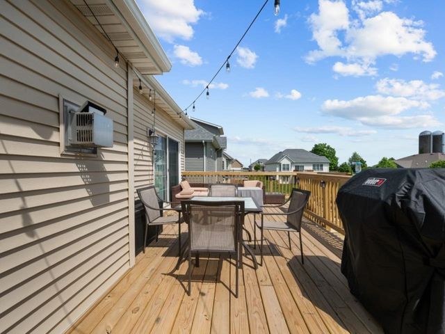 67 Cobblestone Lane, Le Claire, IA 52753