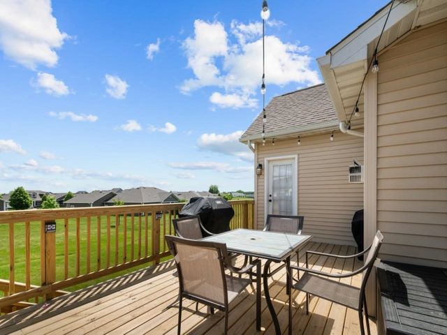 67 Cobblestone Lane, Le Claire, IA 52753