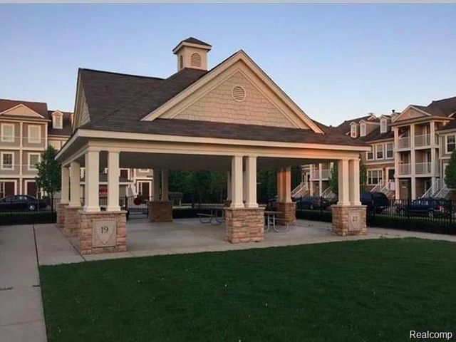 1091 Beaver Run Run, Troy, MI 48083