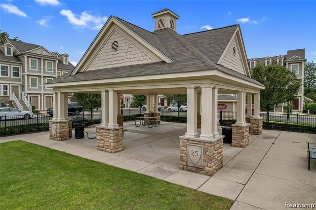 1091 Beaver Run Run, Troy, MI 48083