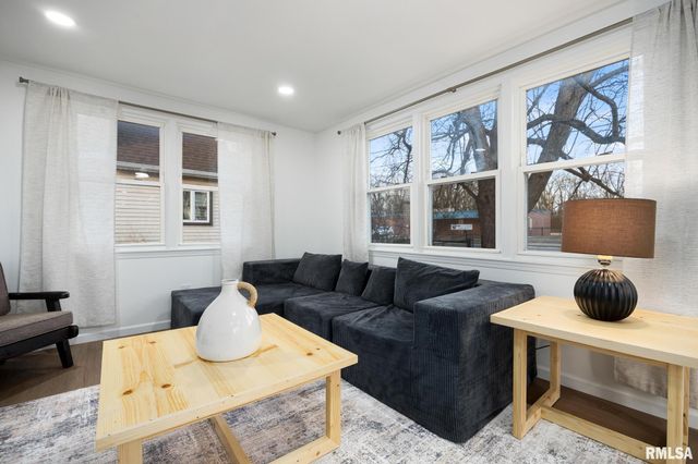 401 N HIGHLAND Avenue, Creve Coeur, IL 61610