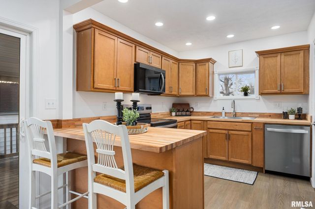 401 N HIGHLAND Avenue, Creve Coeur, IL 61610