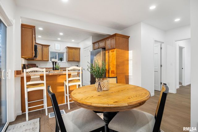 401 N HIGHLAND Avenue, Creve Coeur, IL 61610