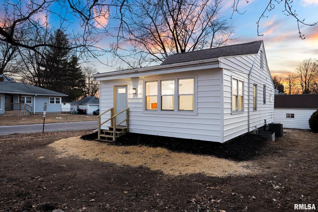 401 N HIGHLAND Avenue, Creve Coeur, IL 61610