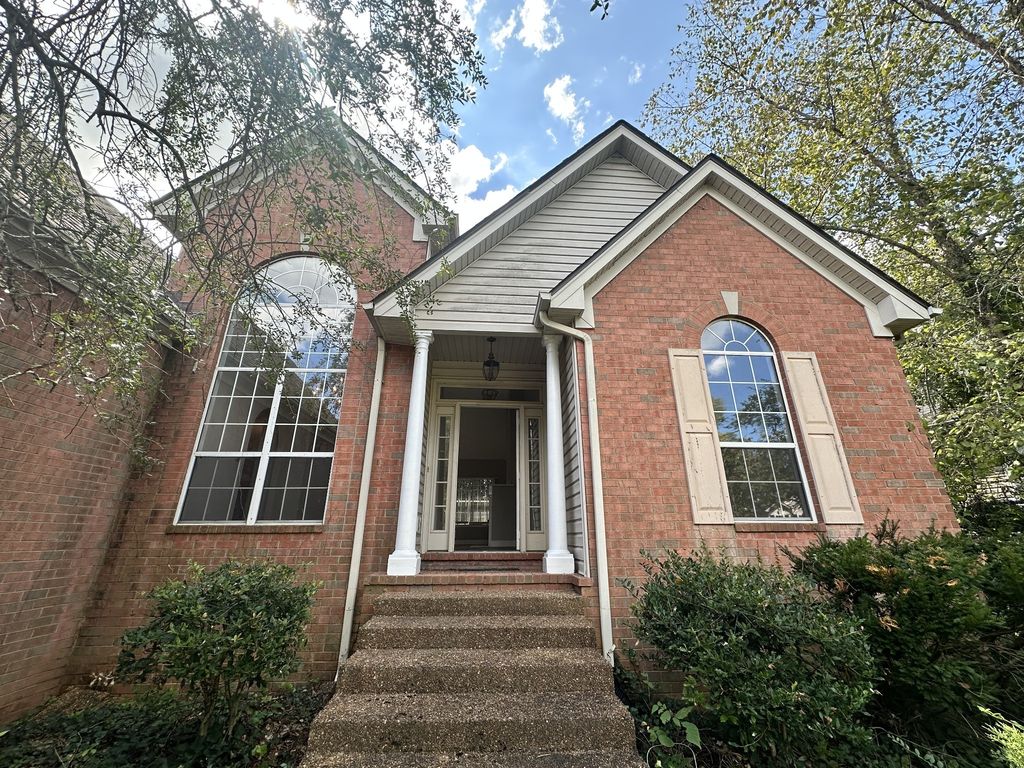 2547 Edinburgh St, Old Hickory, TN 37138