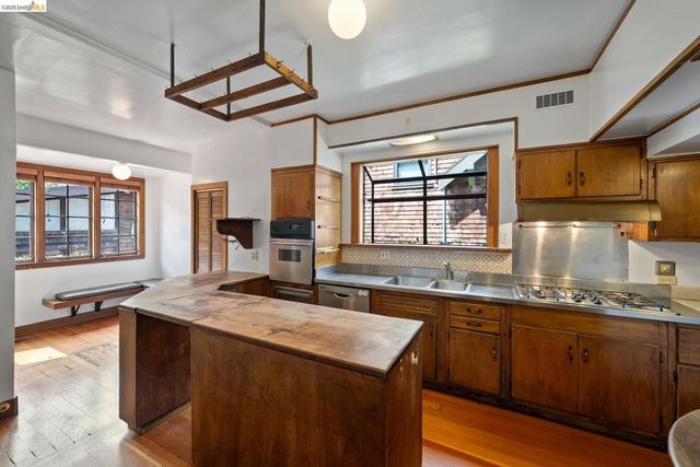 2714 Woolsey St, Berkeley, CA 94705