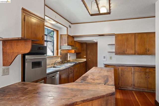 2714 Woolsey St, Berkeley, CA 94705