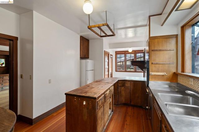 2714 Woolsey St, Berkeley, CA 94705