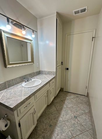 2312 S Divisadero Street, Visalia, CA 93277