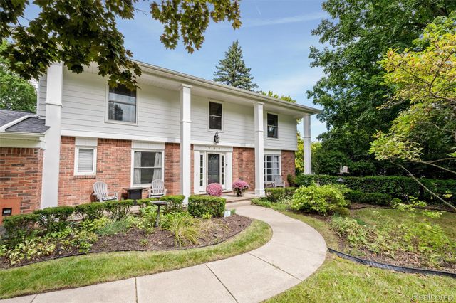 757 Foxhall Road N, Bloomfield Charter Township, MI 48304