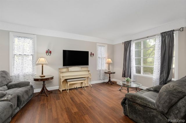 757 Foxhall Road N, Bloomfield Charter Township, MI 48304