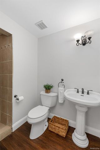 757 Foxhall Road N, Bloomfield Charter Township, MI 48304