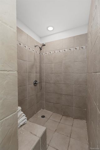 757 Foxhall Road N, Bloomfield Charter Township, MI 48304