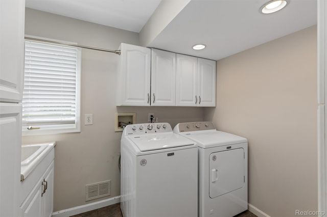 757 Foxhall Road N, Bloomfield Charter Township, MI 48304