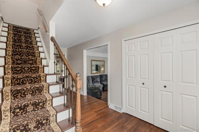757 Foxhall Road N, Bloomfield Charter Township, MI 48304