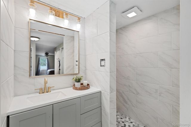 757 Foxhall Road N, Bloomfield Charter Township, MI 48304