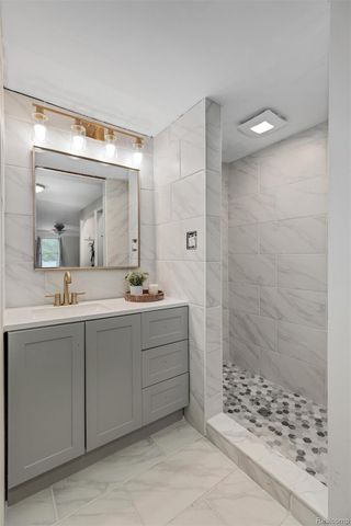 757 Foxhall Road N, Bloomfield Charter Township, MI 48304