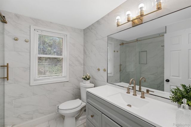 757 Foxhall Road N, Bloomfield Charter Township, MI 48304