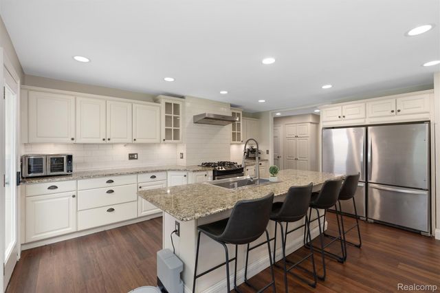 757 Foxhall Road N, Bloomfield Charter Township, MI 48304
