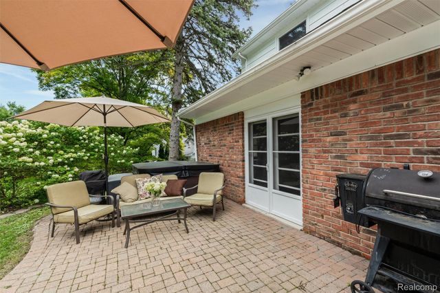 757 Foxhall Road N, Bloomfield Charter Township, MI 48304