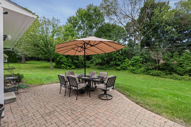 757 Foxhall Road N, Bloomfield Charter Township, MI 48304