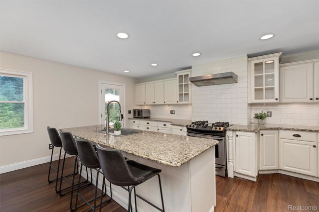 757 Foxhall Road N, Bloomfield Charter Township, MI 48304