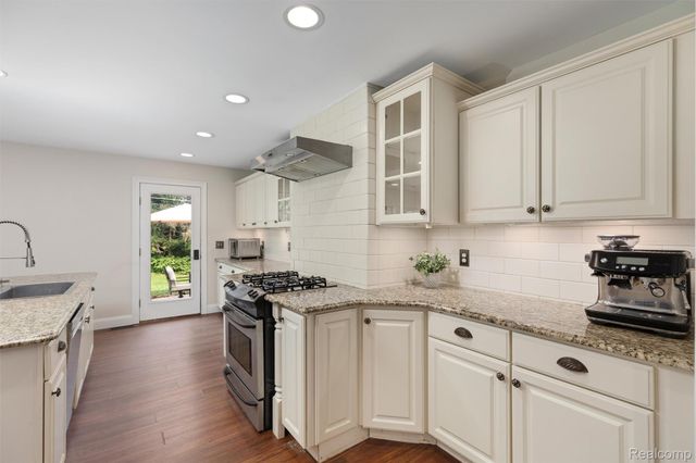 757 Foxhall Road N, Bloomfield Charter Township, MI 48304