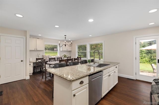 757 Foxhall Road N, Bloomfield Charter Township, MI 48304