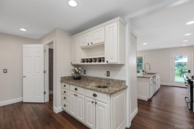 757 Foxhall Road N, Bloomfield Charter Township, MI 48304